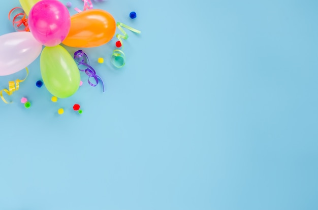 Fiesta de cumpleaños con globos y confeti.