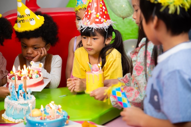 Fiesta de cumpleaños para niños Grupo de niños diversos divirtiéndose en la fiesta de cumpleaños