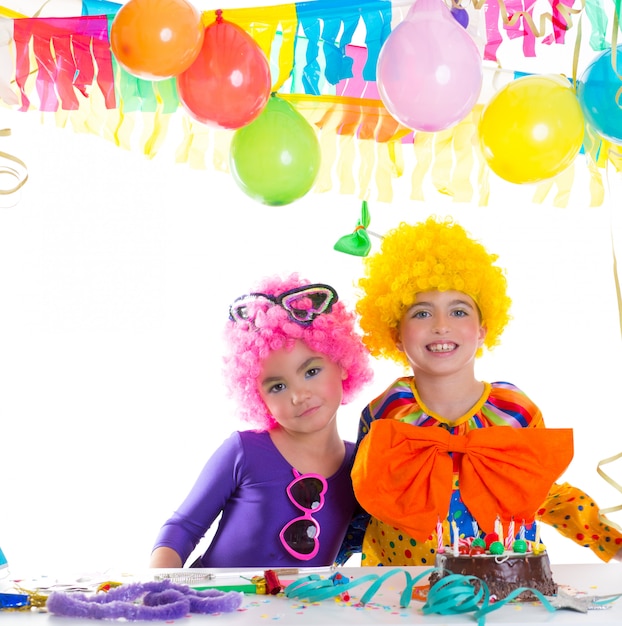 Foto fiesta de cumpleaños de niños con pelucas de payaso.