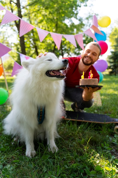 Foto fiesta de cumpleaños en la piscina para perros