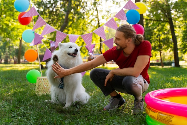 Foto fiesta de cumpleaños en la piscina para perros