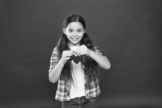 Fiesta del día de la madre Tradición celebrar el día de San Valentín Amor sincero Sé mi San Valentín Amor familiar Niña linda niña con corazones Niño niña con cabello largo fondo rojo Celebrar el día de San Valentín