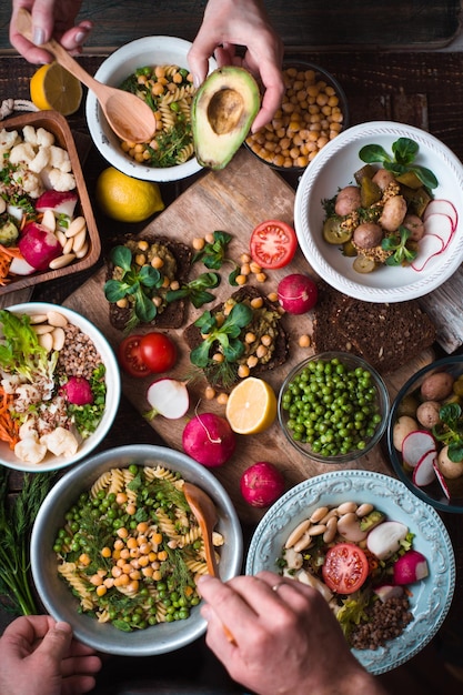 Fiesta con ensaladas de verduras, frutas y sándwiches.