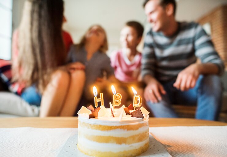 Fiesta familiar de cumpleaños en casa.