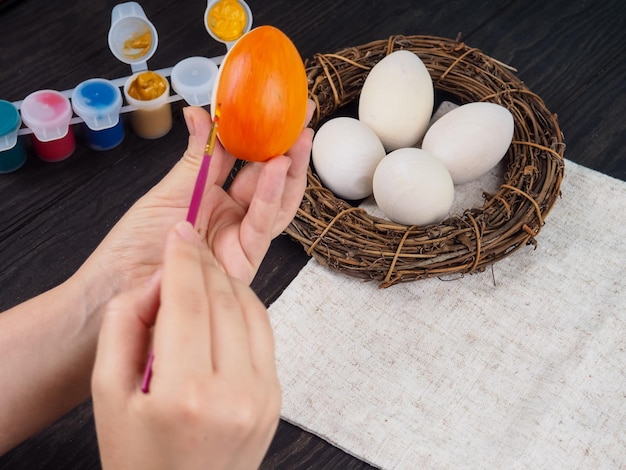 Foto fiesta familiar de pascua y concepto - cerrar los huevos de color para la pascua