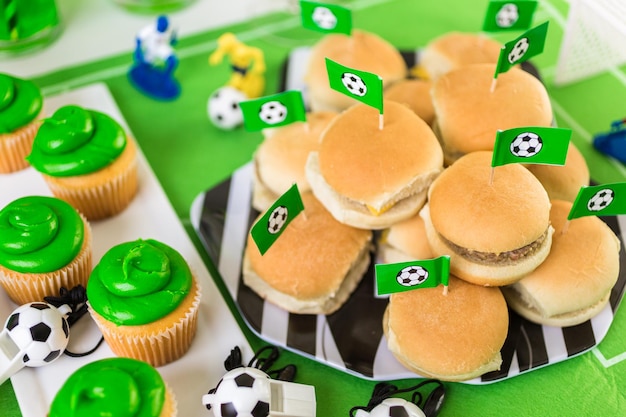 Fiesta de fútbol infantil con aperitivos y bebidas.