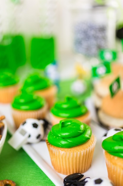 Fiesta de fútbol infantil con aperitivos y bebidas.