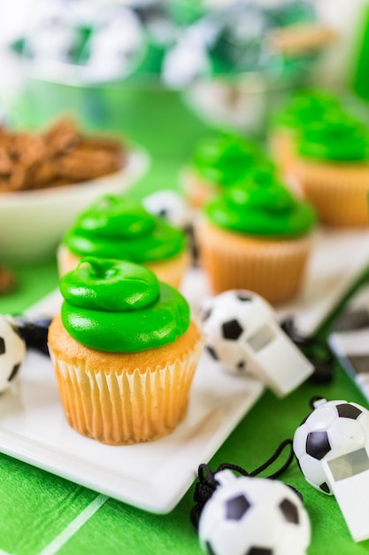 Fiesta de fútbol infantil con aperitivos y bebidas.