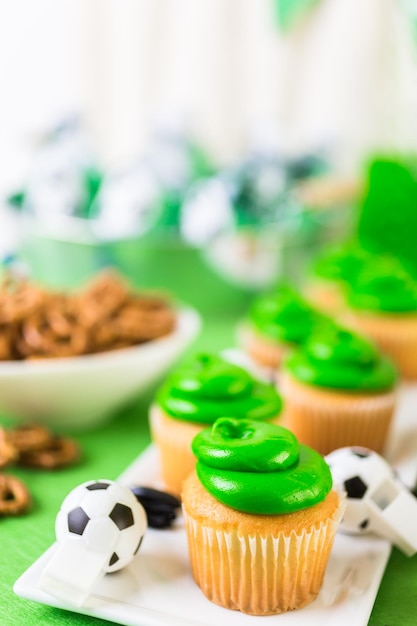 Fiesta de fútbol infantil con aperitivos y bebidas.