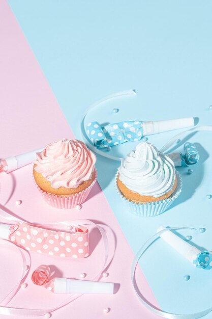 Fiesta de género niño o niña dos cupcakes con concepto de celebración de crema azul y rosa cuando se conoce el género del niño