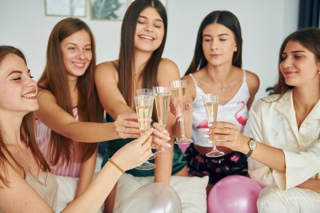 Foto fiesta con globos grupo de mujeres felices que está en una despedida de soltera