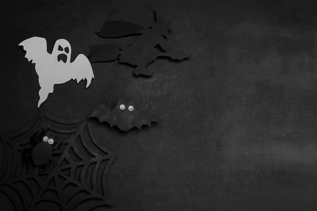 Fiesta de Halloween. Composición con diferentes figuras de papel de halloween. vista desde arriba. sobre un fondo oscuro