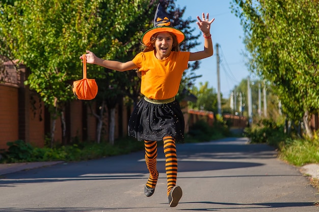 Fiesta de Halloween, niña en traje. Enfoque selectivo.