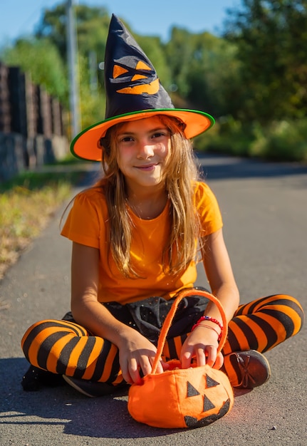 Fiesta de Halloween, niña en traje. Enfoque selectivo.