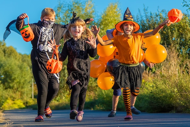 Fiesta de Halloween, niño disfrazado. Enfoque selectivo. Niño.