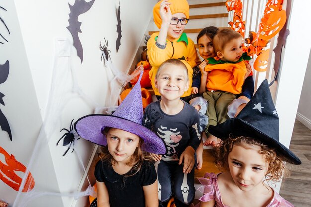 Fiesta de Halloween para niños Niños disfrazados en escalera