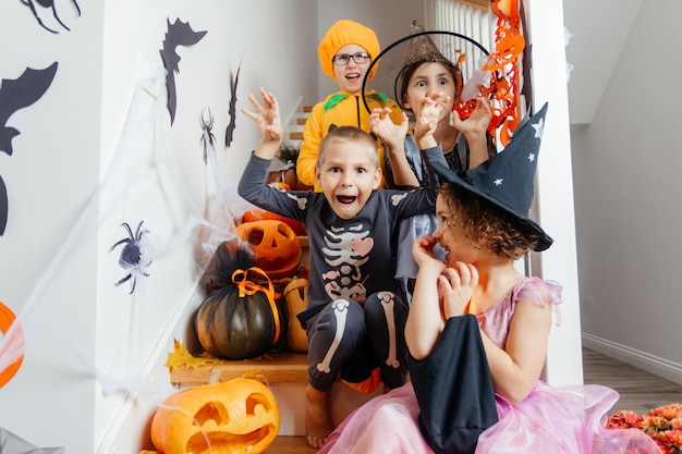 Fiesta de Halloween para niños Niños disfrazados en escalera