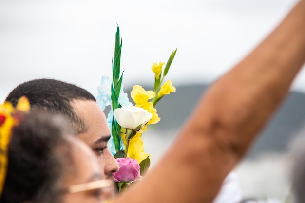 Foto fiesta de iemanja en la playa de copacabana en brasil