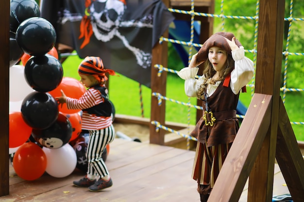 Fiesta infantil al estilo pirata. Los niños disfrazados de piratas están jugando en Halloween.