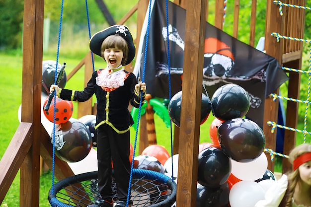 Fiesta infantil al estilo pirata. Los niños disfrazados de piratas están jugando en Halloween.