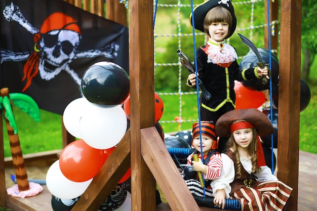 Fiesta infantil al estilo pirata. Los niños disfrazados de piratas están jugando en Halloween.