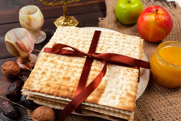 Fiesta judía diseño de banner de Pascua con vino, matzá en madera.