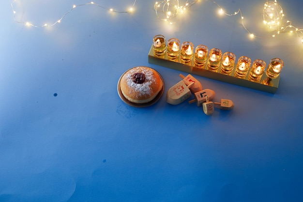 Fiesta judía de hanukkah fondo con menorah tradicional candelabro trompo y donut en ...