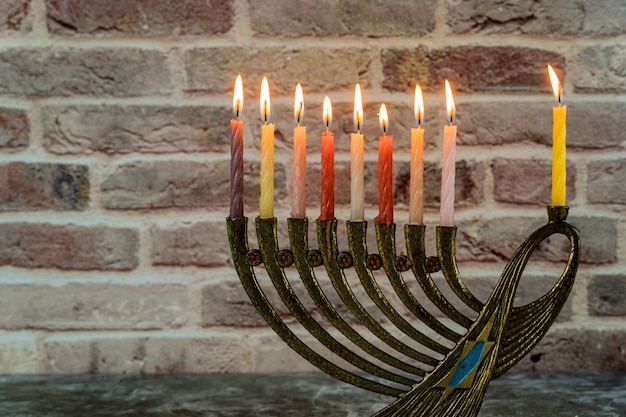 Fiesta judía de Hanukkah con menorah candelabros tradicionales y velas encendidas