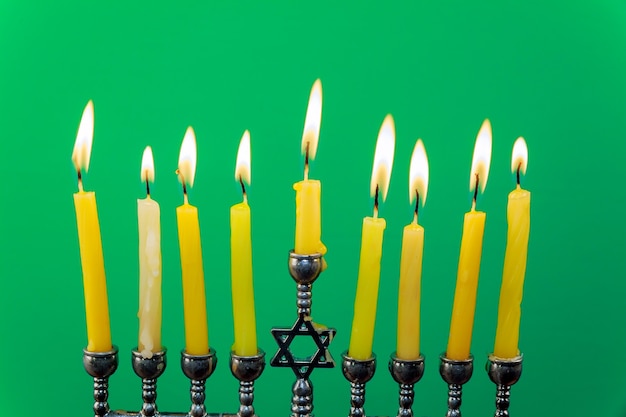 Fiesta judía de Hanukkah con menorah tradicional y dreidels de madera peonza. superposición de brillo