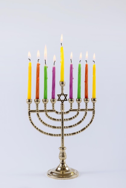 Foto fiesta judía de hanukkah símbolos menorah con espacio de copia fondo blanco.