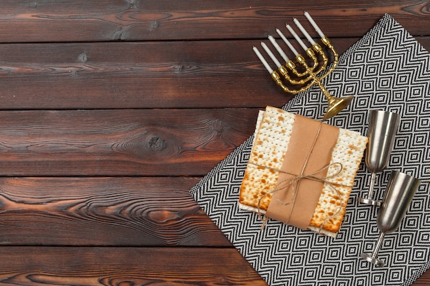 Fiesta judía Pascua con vino, matzá en madera.