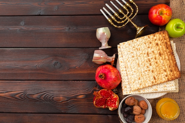 Fiesta judía Pascua con vino, matzá en madera.