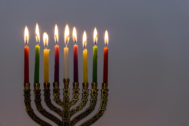 Fiesta judía con velas encendidas encendidas para la noche de la menorah de hanukkah