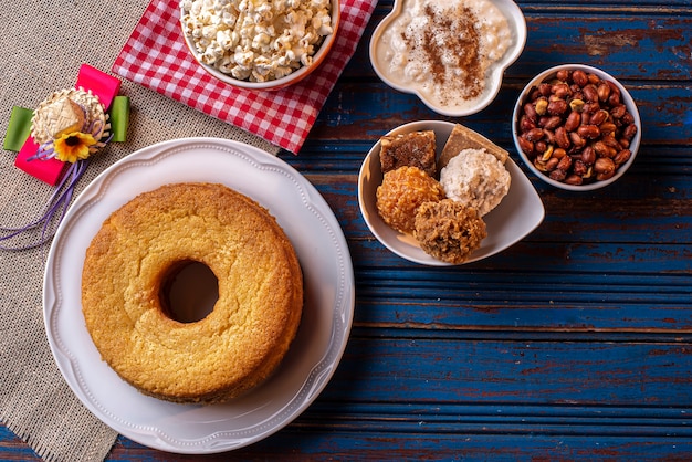 Fiesta de junio. Dulces típicos de la festa junina. Pastel de harina de maíz, palomitas de maíz, maíz, paçoca, cocada, mermelada de calabaza y maní