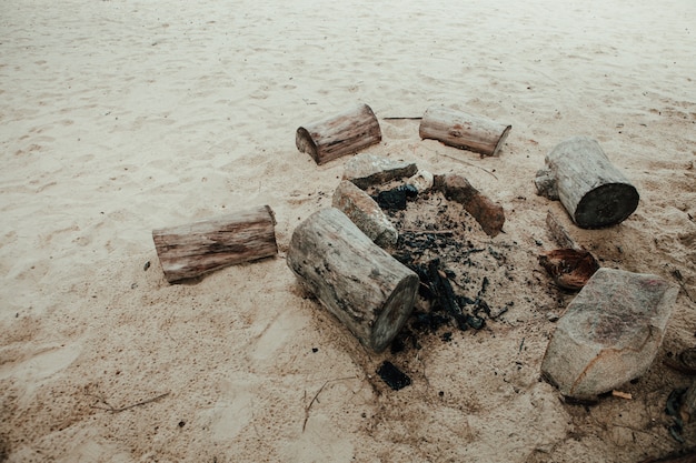 Foto fiesta junto al fuego en la playa