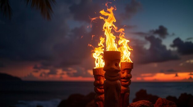 Fiesta de Luau en Hawai con las antorchas Tiki de Maui ardiendo en el cielo nocturno al atardecer