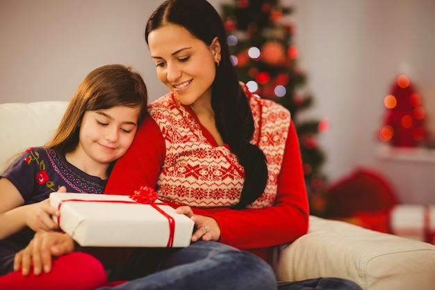 Fiesta madre e hija con regalo de Navidad