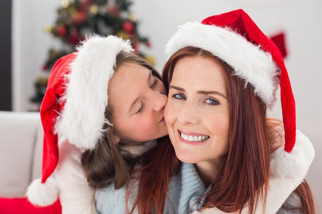 Fiesta madre e hija en el sofá