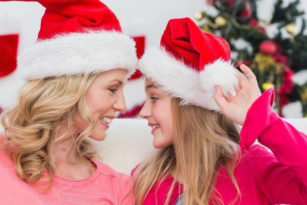 Fiesta madre e hija sonriendo el uno al otro