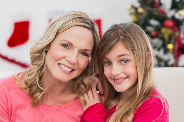 Fiesta madre e hija sonriendo a la cámara