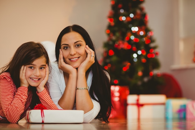 Fiesta madre e hija sonriendo a la cámara