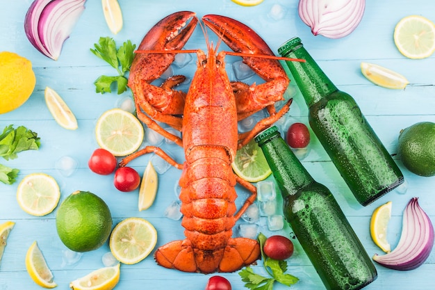 Fiesta de mariscos con limón y langosta fresca de Boston en el hielo