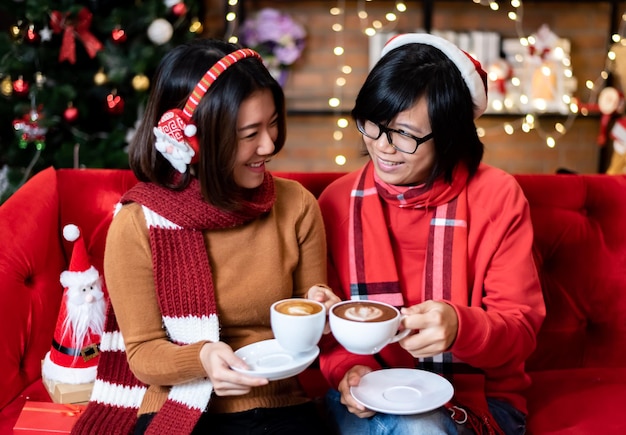 Fiesta de navidad y año nuevo con amigos. Fiesta de invierno y fin de año en casa.