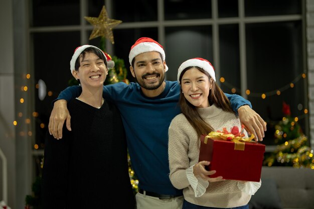 Foto fiesta de navidad para celebrar el año nuevo amigos divirtiéndose juntos en casa