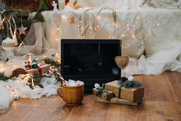 Fiesta de navidad virtual fiestas de navidad moviéndose en línea en una nueva distancia social normal quédate en casa realidad