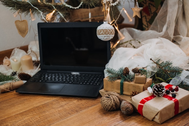 Fiesta de navidad virtual fiestas de navidad moviéndose en línea en una nueva distancia social normal quédate en casa realidad