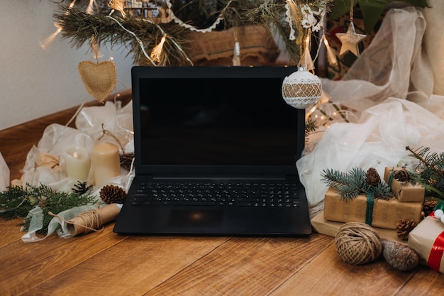 Fiesta de navidad virtual fiestas de navidad moviéndose en línea en una nueva distancia social normal quédate en casa realidad