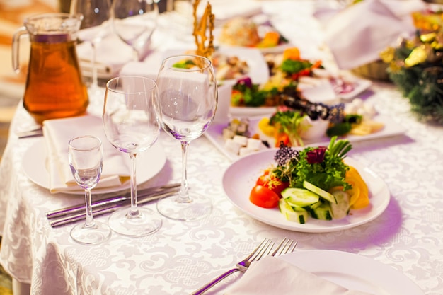 Fiesta navideña servida en una mesa en un restaurante por la noche