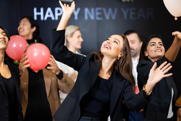 Foto fiesta de negocios y celebración del éxito grupo de diversas personas de negocios colegas o empleados bailan aplausos aplaudiendo en el evento fiesta logro