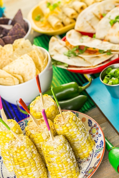 Fiesta-Party-Buffettisch mit würzigem mexikanischen Maiskolben und anderen traditionellen mexikanischen Speisen.